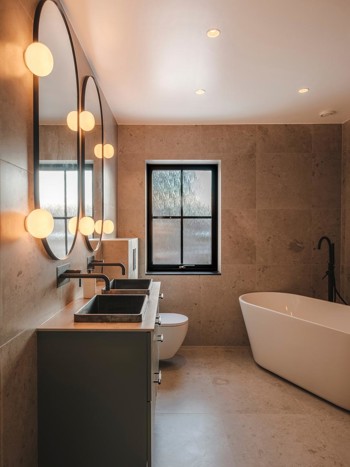 Frostat svart fönster med spröjs