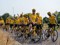 Cyklister med gula t-shirts