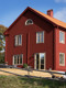 Rött modernt hus med gula fönster