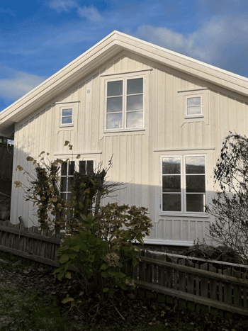 Ett vitt hus med Elitfönster