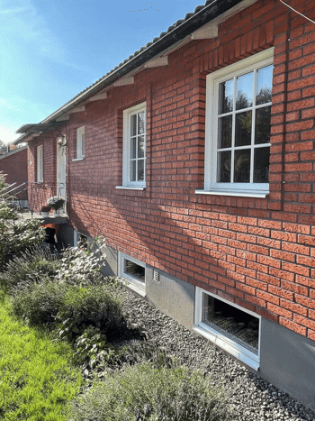 Elfönster på en tegelvilla